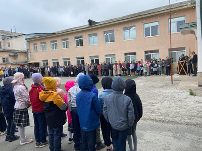 Посадка деревьев в гимназии в день Детства - проект «Озеленение»