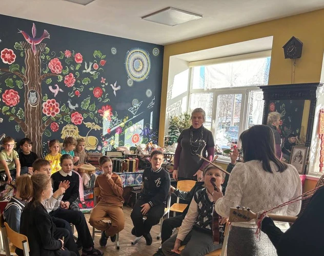 Школьники учатся петь песни казаков