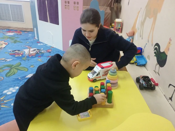 Волонтеры помогают на занятиях с детьми с ОВЗ